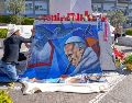 El pintor mexicano Roberto Márquez colocó un retrato del Papa Francisco afuera del Hospital Gemelli de Roma. AP