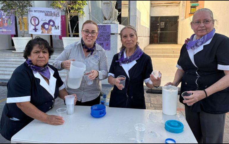 Mujeres trabajadoras de distintos establecimientos han salido de sus negocios para unirse a los cánticos y expresar su apoyo a las mujeres. EL INFORMADOR/ C. Martínez.