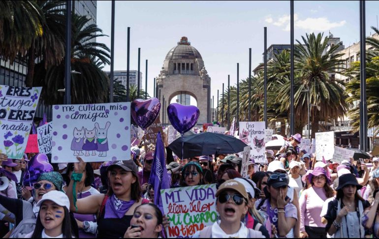 Miles de mujeres se dieron cita en el Monumento a la Revolución para participar en la Marcha 8M. SUN/ Y. M. Osnaya.
