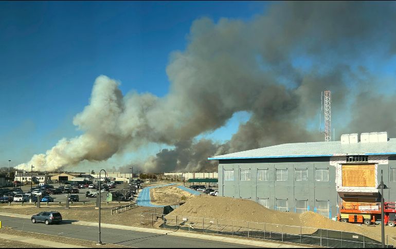 Los incendios se desataron cerca del Aeropuerto Francis S. Gabreski. AP