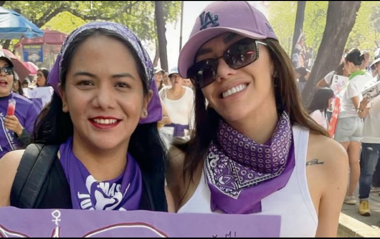 Karime Pindter. La influencer (derecha) acudió a la macha del 8M y lo compartió en sus redes. ESPECIAL
