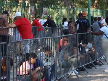 Extranjeros siguen haciendo filas a las afueras de las oficinas de esta institución para solicitar una cita. EFE/ J. Blanco