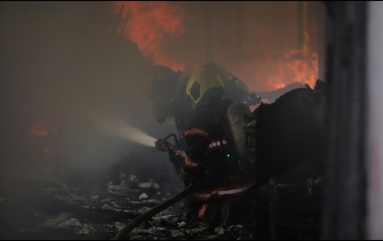 Tras el control del incendio, continúan las labores de enfriamiento para evitar una posible reactivación de las llamas. CORTESÍA.