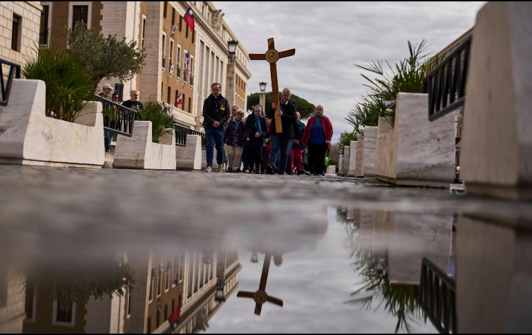 Fieles católicos rezan mientras caminan hacia la Plaza de San Pedro del Vaticano. AP / F. SECO