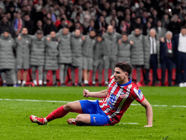 JULIÁN ÁLVAREZ. El Atlético de Madrid tampoco entiende cómo se puede resolver una jugada tan decisiva en tan solo un minuto. AP / M. Fernández