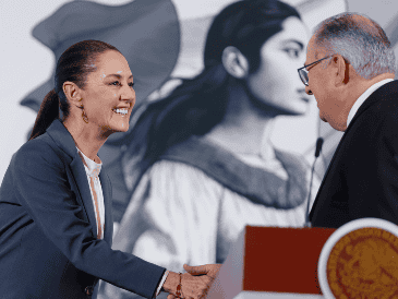 El director general de Asuntos Corporativos de Mabe, Pablo Moreno Cadena (D), saluda a la Presidenta de México, Claudia Sheinbaum. EFE / I. Esquivel