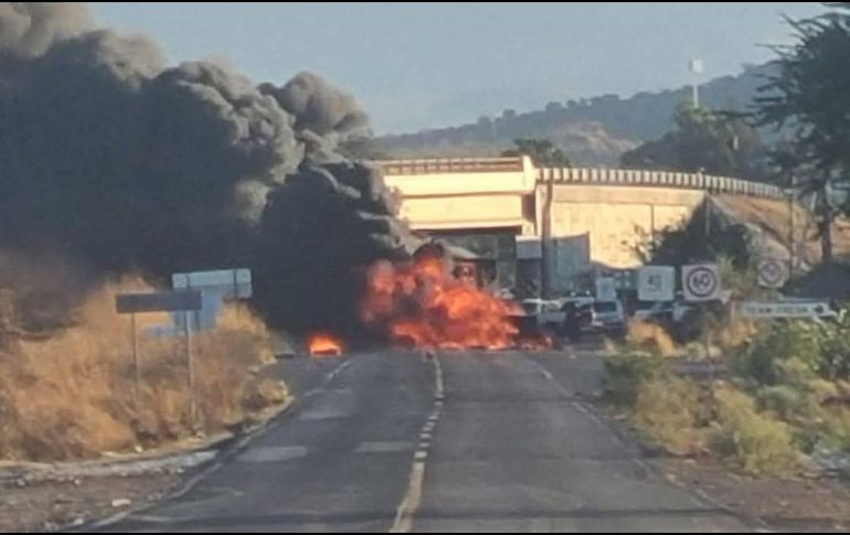 Al momento continúa el cierre total de la circulación en la carretera Maravatío – Zapotlanejo. ESPECIAL.