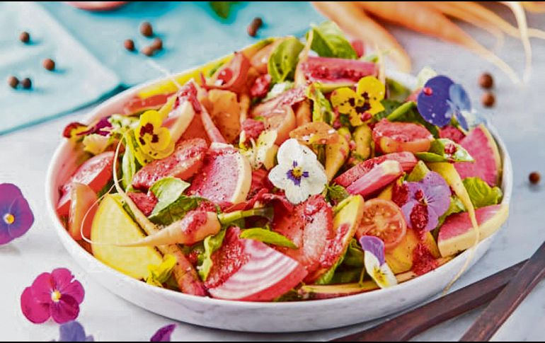 La ensalada de pétalos combinada con vegetales, es un platillo tan sano como delicioso. ESPECIAL