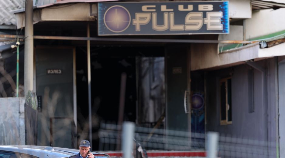 La policía acordonó el lugar y envió equipos de recolección de pruebas en una operación que también involucraba a fiscales estatales. EFE / G. Licovski