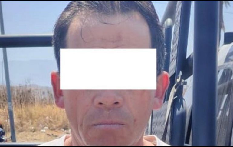 Tras la revisión del sujeto, identificado como Israel 'N' de 46 años de edad, los policías localizaron un billete de 500 pesos y tres bolsas plásticas que contenían marihuana. CORTESÍA