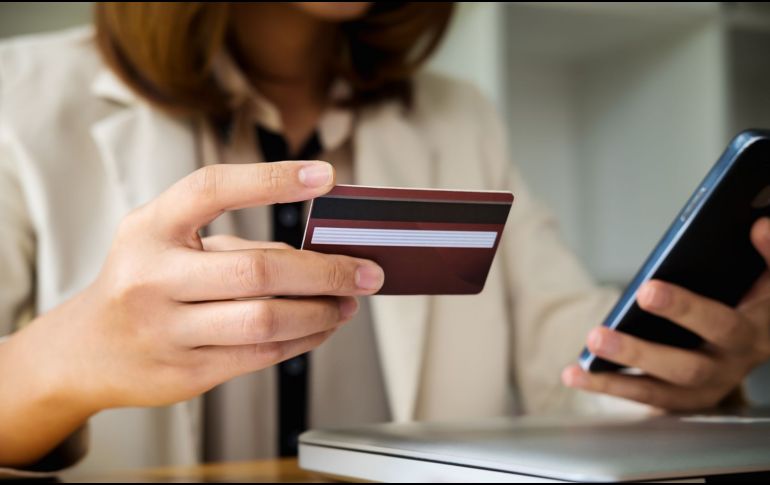 Recuerda asegurarte de que la entidad bancaria de la que eres cliente, ofrezca medidas de seguridad para proteger tus cuentas contra transacciones no autorizadas. CANVA/ ESPECIAL