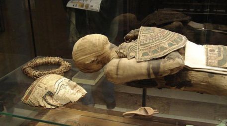 Otra característica destacada es el corpiño que cubre la momia, donde se pueden ver escenas en las que aparece acostado en una cama, rodeado por las diosas Isis y Neftis. 
 Bashiri data del siglo III a. C. Vania Teofilo/Wikipedia