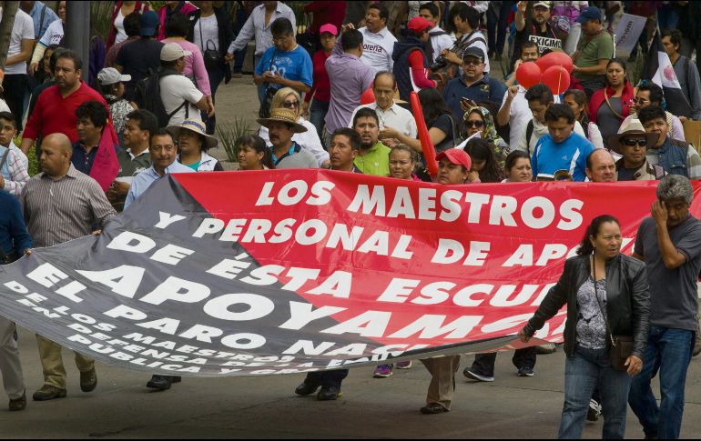 Integrantes de la CNTE realizaron protestas para ejercer presión al Gobierno federal a fin de que no se aprobara la reforma al ISSSTE. Sin embargo, continúan con su amenaza de paro a partir de hoy. EL UNIVERSAL