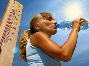 Cuando hay deficiencia de agua en el cuerpo se corre el riesgo de presentar deshidratación. ESPECIAL / CANVA