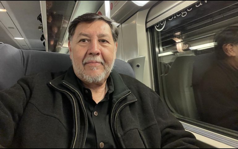 Fernández Noroña compartió una fotografía a bordo de un tren que lo trasladó de París a Estrasburgo. X/fernandeznorona