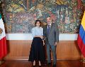 Fotografía del canciller mexicano, Juan Ramón de la Fuente, saludando a su homóloga colombiaba, Laura Sarabia. ESPECIAL/Secretaría de Relaciones Exteriores