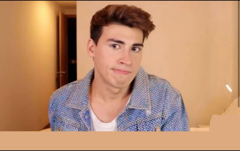 En su video, el influencer mostró su vulnerabilidad y, al mismo tiempo, su determinación de estar junto a su madre en este momento tan difícil. INSTAGRAM/ladivaza