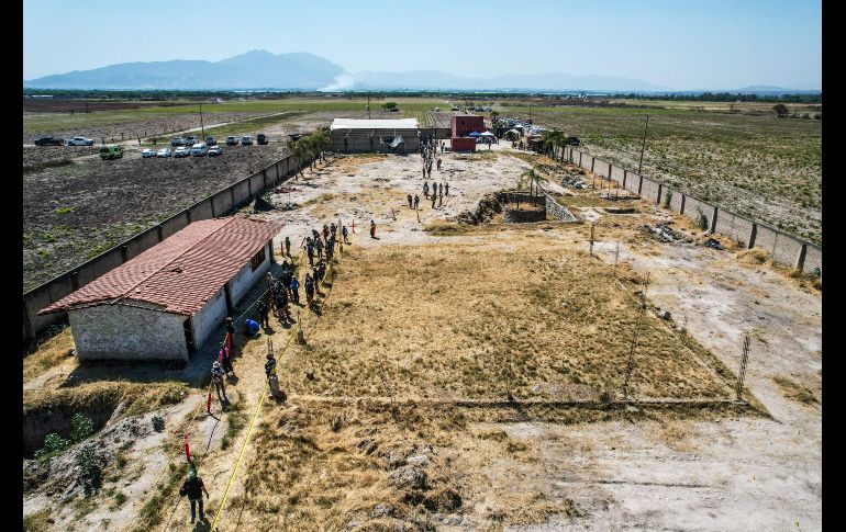 Los padres y madres buscadoras caminaron cerca de un kilómetro hasta llegar al zaguán con la leyenda “rancho Izaguirre”. EL INFORMADOR/A.NAVARRO