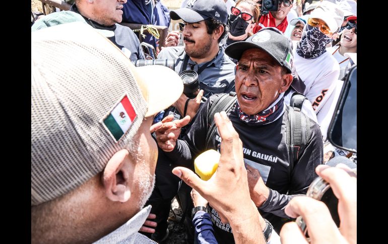 Los padres y madres buscadoras caminaron cerca de un kilómetro hasta llegar al zaguán con la leyenda “rancho Izaguirre”. EL INFORMADOR/A.NAVARRO