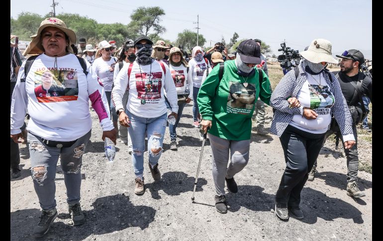 Los padres y madres buscadoras caminaron cerca de un kilómetro hasta llegar al zaguán con la leyenda “rancho Izaguirre”. EL INFORMADOR/A.NAVARRO