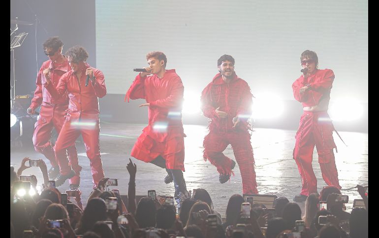 Uno de los momentos más interactivos de la noche llegó cuando CD9 pidió a los asistentes que levantaran sus celulares para grabar un TikTok desde el escenario. EL INFORMADOR/ H. Figueroa.