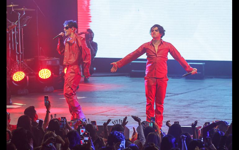 Uno de los momentos más interactivos de la noche llegó cuando CD9 pidió a los asistentes que levantaran sus celulares para grabar un TikTok desde el escenario. EL INFORMADOR/ H. Figueroa.