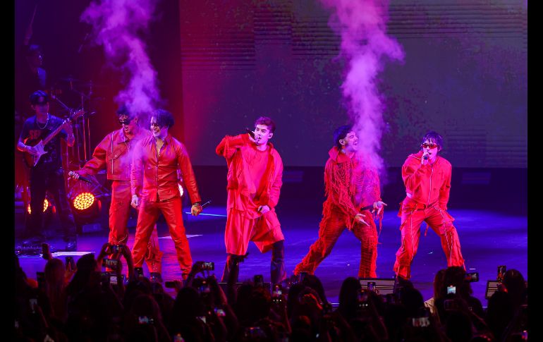 Uno de los momentos más interactivos de la noche llegó cuando CD9 pidió a los asistentes que levantaran sus celulares para grabar un TikTok desde el escenario. EL INFORMADOR/ H. Figueroa.