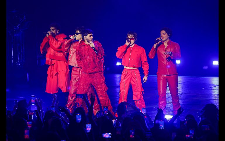 Uno de los momentos más interactivos de la noche llegó cuando CD9 pidió a los asistentes que levantaran sus celulares para grabar un TikTok desde el escenario. EL INFORMADOR/ H. Figueroa.