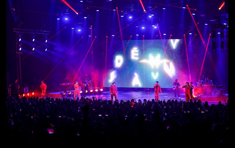 Uno de los momentos más interactivos de la noche llegó cuando CD9 pidió a los asistentes que levantaran sus celulares para grabar un TikTok desde el escenario. EL INFORMADOR/ H. Figueroa.