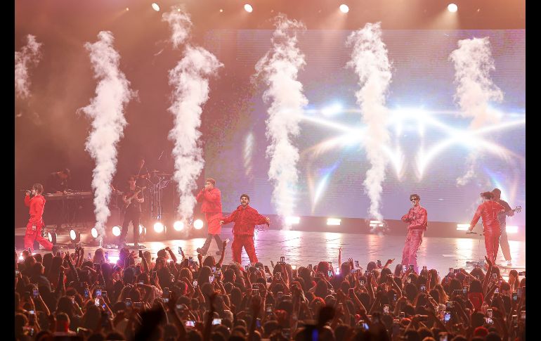 Uno de los momentos más interactivos de la noche llegó cuando CD9 pidió a los asistentes que levantaran sus celulares para grabar un TikTok desde el escenario. EL INFORMADOR/ H. Figueroa.