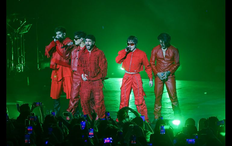 Uno de los momentos más interactivos de la noche llegó cuando CD9 pidió a los asistentes que levantaran sus celulares para grabar un TikTok desde el escenario. EL INFORMADOR/ H. Figueroa.