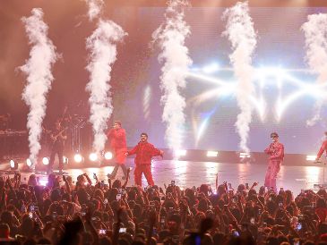 Uno de los momentos más interactivos de la noche llegó cuando CD9 pidió a los asistentes que levantaran sus celulares para grabar un TikTok desde el escenario. EL INFORMADOR/ H. Figueroa.