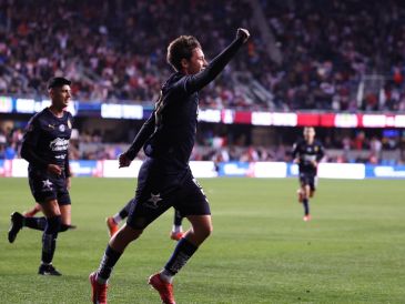 Mateo Chávez arrancó con la fiesta rojiblanca al marcar el primer gol del partido celebrado en Estados Unidos. X/Chivas