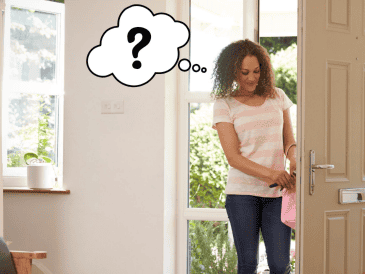 Olvidar lo que íbamos a hacer al cambiar de habitación es un fenómeno común y normal, resultado de la forma en que nuestro cerebro organiza la información. CANVA