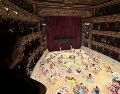 El teatro retiró sus sillas y en su lugar cubrió el suelo de arena para que el público observe la obra desde los palcos. EFE / C.Ortega