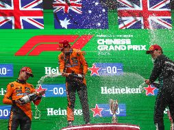 Piastri, Norris y Russell subieron al podio en Shanghái. EFE/A. Plavevski