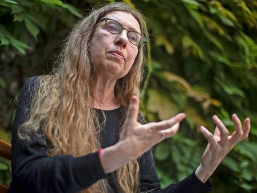 La escritora expone en “Manci” las complejas condiciones que enfrentaron las mujeres en el siglo XX y que se mantienen en el presente. EFE