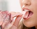 Al medir el número de microplásticos presentes en cada muestra de saliva, descubrieron una media de cien microplásticos por gramo de chicle. ESPECIAL / CANVA
