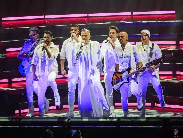 El cantante lució impecable con su look en color blanco, a juego con sus bailarines. EL INFORMADOR/ H. Figueroa