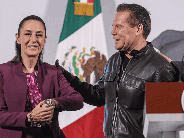 Julio César Chávez, leyenda del boxeo mexicano, junto a la Presidenta Claudia Sheinbaum, en "La Mañanera del Pueblo" de hoy viernes 28 de marzo. SUN / G. Pano