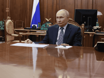 Vladimir Putin firmó un decreto que obliga a 160 mil ciudadanos a realizar servicio militar obligatorio; aseguran que los reclutas "no serán enviados a la operación militar especial" en Ucrania,.  EFE / EPA / VYACHESLAV PROKOFYEV / SPUTNIK / KREMLIN /