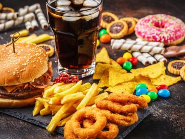 La clave no está en eliminar alimentos, sino en saber cómo y en qué cantidad consumirlos. La alimentación balanceada y consciente permite disfrutar de una gran variedad de opciones sin renunciar al placer de comer. CANVA