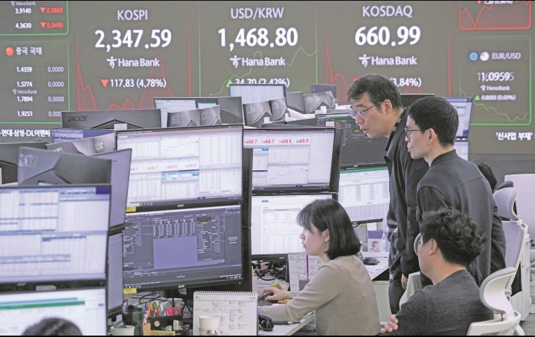 Operadores observan las pantallas en la Bolsa de Valores de Corea del Sur. AP