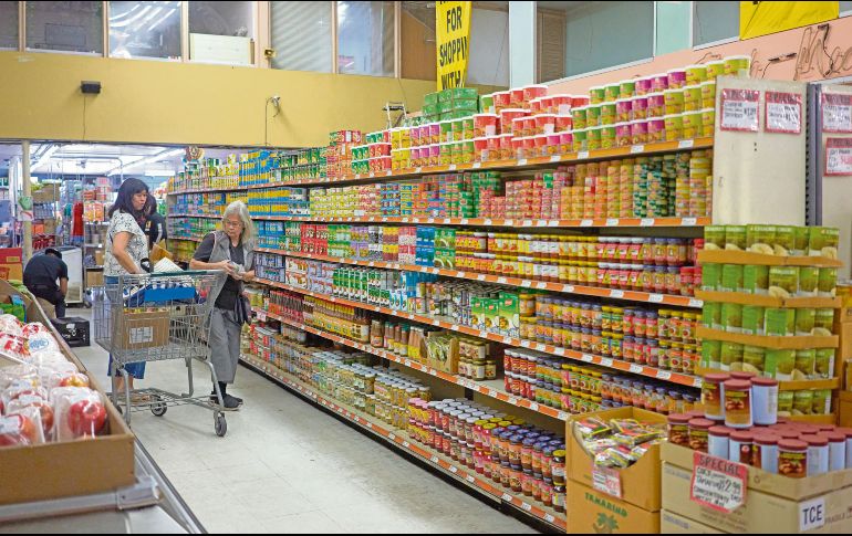 Personas compran productos importados de Asia en un mercado en Los Ángeles, California. EFE