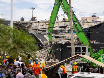 Entre las víctimas están el icono del merengue Rubby Pérez, quien había estado cantando antes del colapso. EFE/O. BARRÍA