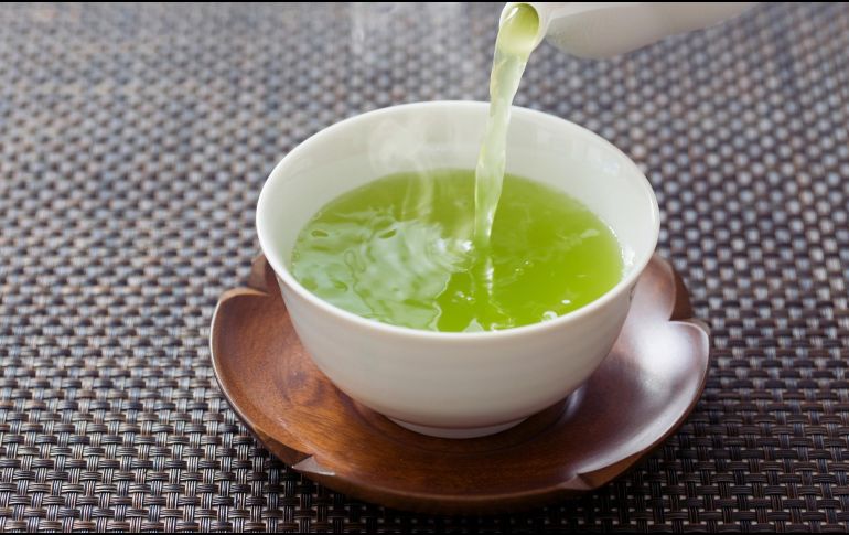 TÉ VERDE. Su distintivo sabor y aroma dotan a los alimentos de una esencia que resulta agradable al paladar, sobre todo, para las personas que no son tolerantes al sabor. ESPECIAL / CANVA