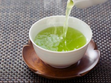 TÉ VERDE. Su distintivo sabor y aroma dotan a los alimentos de una esencia que resulta agradable al paladar, sobre todo, para las personas que no son tolerantes al sabor. ESPECIAL / CANVA