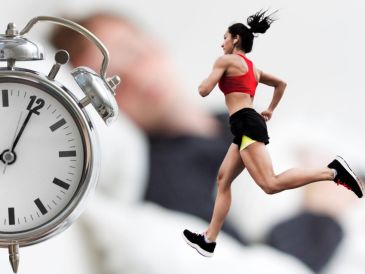 Dormir bien no solo depende de cuántas horas pasas en la cama, sino también de lo que haces mientras estás despierto. Y el ejercicio es, sin duda, un gran aliado para lograrlo. CANVA