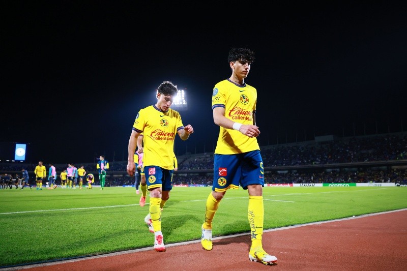 Alejandro Zendejas y Kevin Álvarez saliendo de la cancha después de la derrota en el partido de vuelta de los cuartos de final de la Copa de Campeones de la Concacaf. IMAGO7 / ARCHIVO