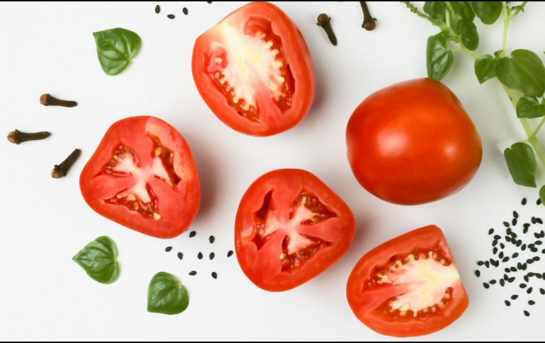 ¿Qué nutrientes aporta el jitomate? UNSPLASH / T. RUMEE